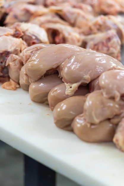 Une planche à découper avec de la viande crue dessus