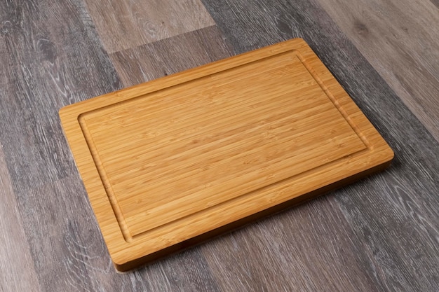 Planche à découper vide sur une table en bois