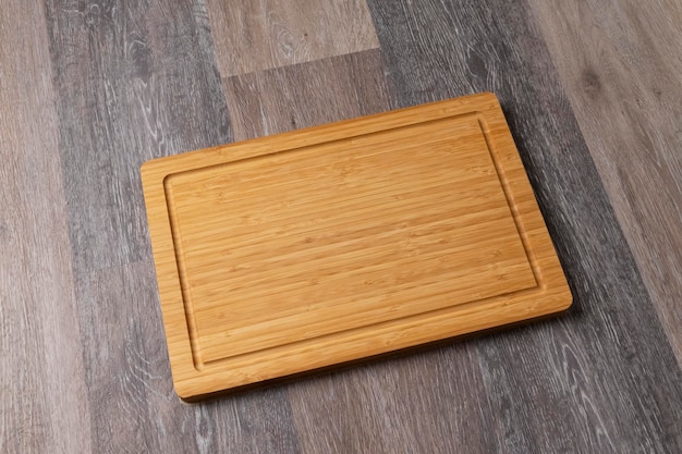 Planche à découper vide sur une table en bois