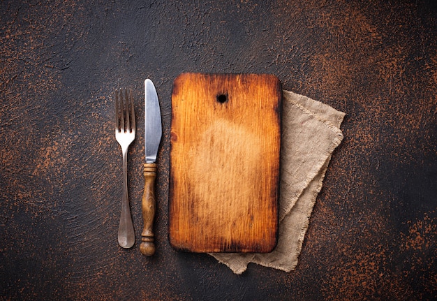 Planche à Découper Vintage Vide Avec Une Fourchette Et Un Couteau