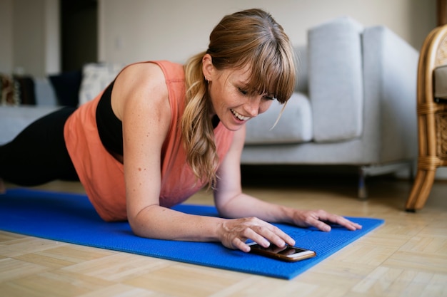 Planche de femme pendant la quarantaine du coronavirus