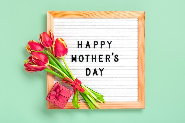 Planche de feutre avec texte Happy Mother's day bouquet de tulipes rouges sur fond vert