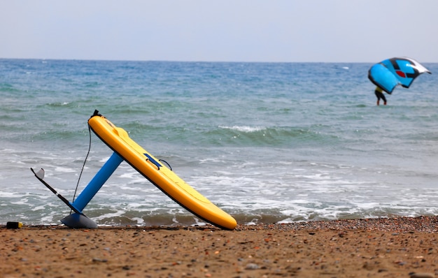 planche d'hydroptère sur le sable d'une plage