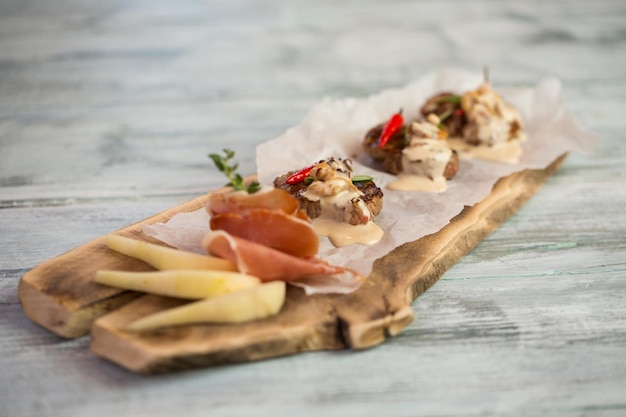 Planche avec morceaux de viande.