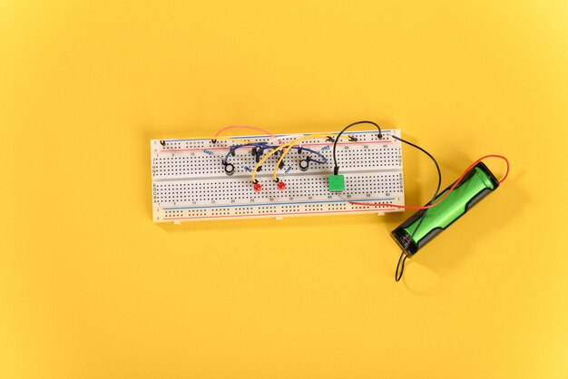 Planche à pain avec circuit multivibrateur d'éléments électriques