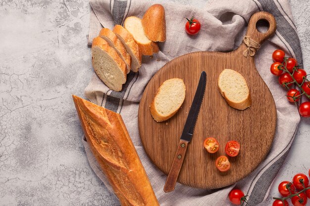 Planche à Pain Et Tomates Pour Faire Des Sandwichs