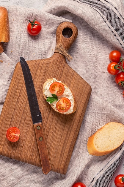 Planche à pain et tomates pour faire des sandwichs