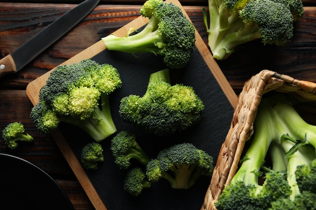 Planche et panier de brocoli sur une surface en bois