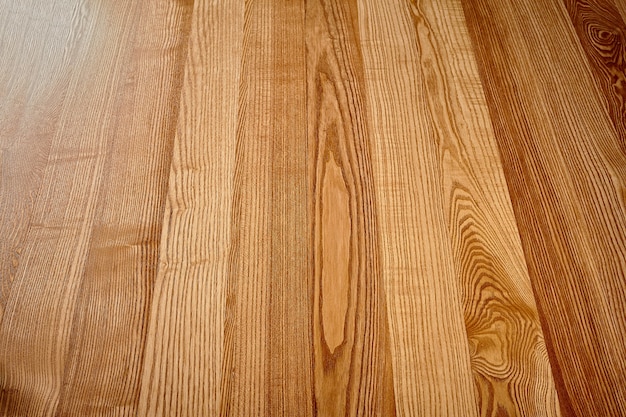 Planche plaquée en bois naturel avec une texture marron clair