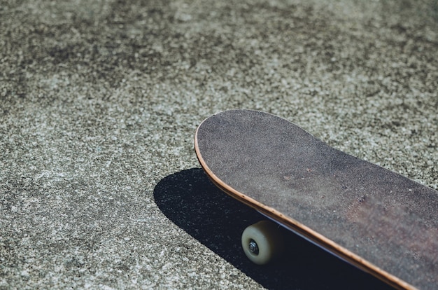 Planche à roulettes sur un ancien court de tennis, concept de patinage Espace de copie