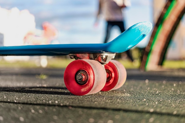 Planche à roulettes colorée avec gros plan de roues orange sur l'aire de jeux