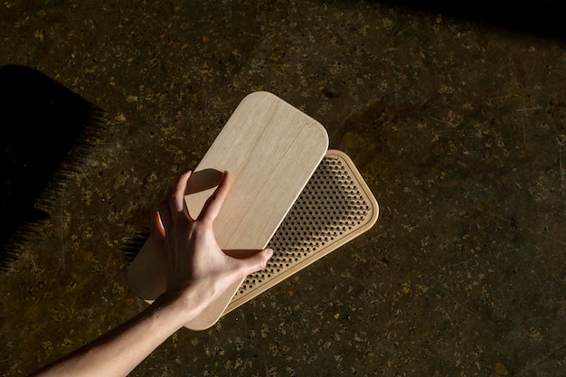 Planche Sadhu avec des ongles pointus Ombres dures Préparation à la pratique du yoga du matin Concept de médecine alternative Pratique du yoga Spiritualité de style de vie actif pour maintenir l'harmonie