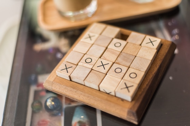 Photo planche de sudoku en bois et tuiles