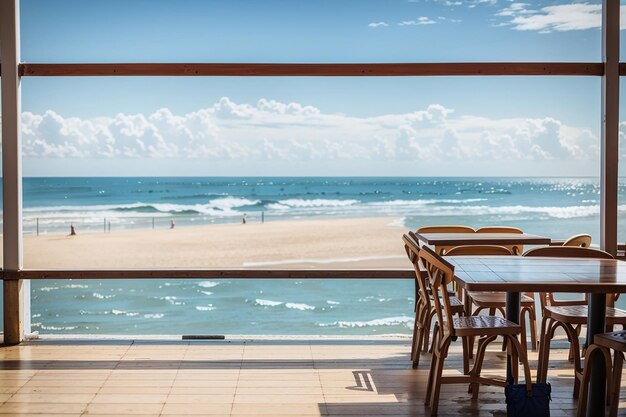 Une planche vide dans un café au bord de la mer avec l'océan en arrière-plan