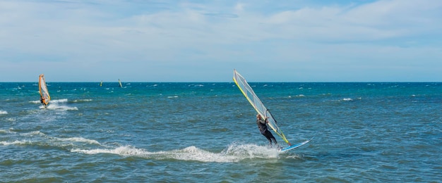 Planche à voile amusante sur l'eau cristalline