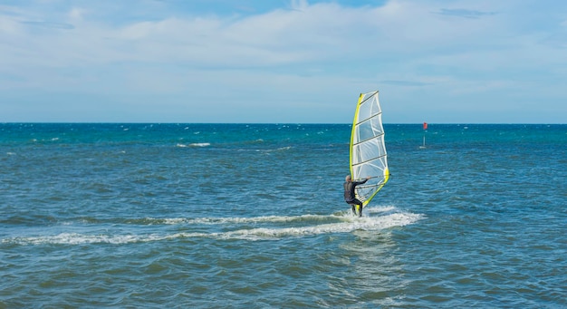 Planche à voile amusante sur l'eau cristalline