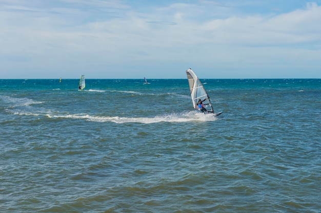 Planche à voile amusante sur l'eau cristalline