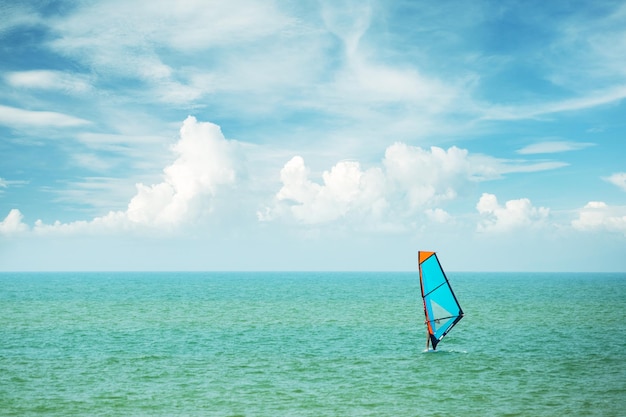 Planche à voile dans les vagues de l'océan loisirs d'aventure d'été