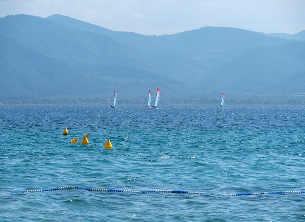 Planche à voile par une journée ensoleillée dans la mer Égée en Grèce