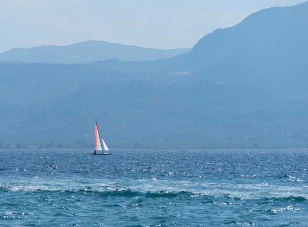Planche à voile par une journée ensoleillée dans la mer Égée en Grèce