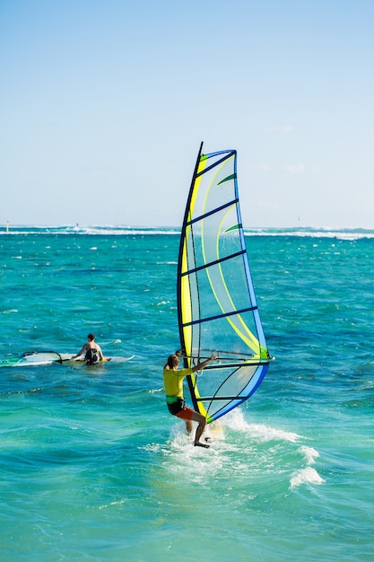 Planche à voile sur la plage du Morne à Maurice