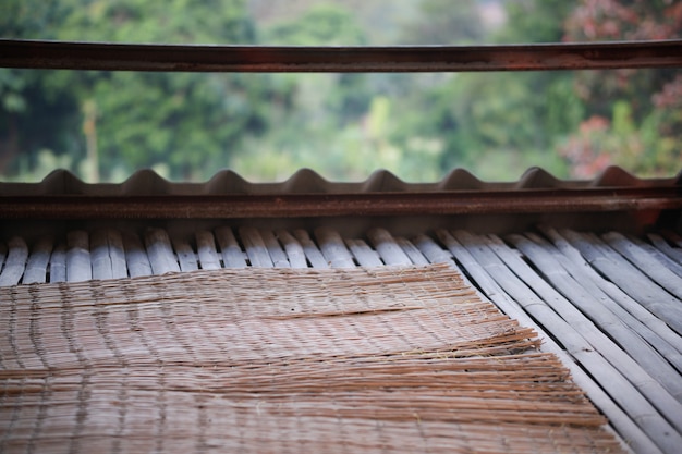 Plancher de bambou et tapis en balcon terrasse avec fond nature