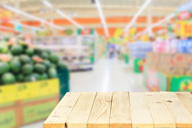 Plancher en bois et arrière-plan flou de supermarché Modèle d'affichage du produit