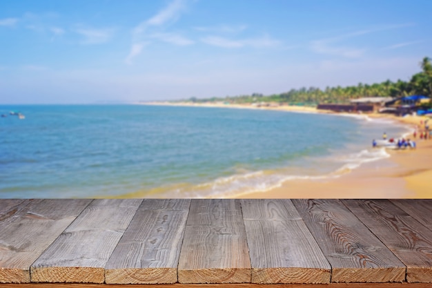 Plancher en bois contre la côte de la mer.