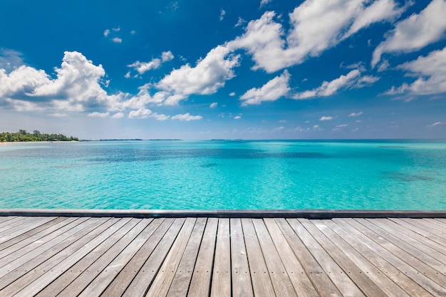 Plancher en bois avec fond de ciel bleu mer. Table en bois vide publicité espace copie plage tropicale