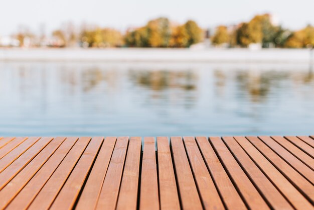 Plancher en bois sur le fond d'un étang