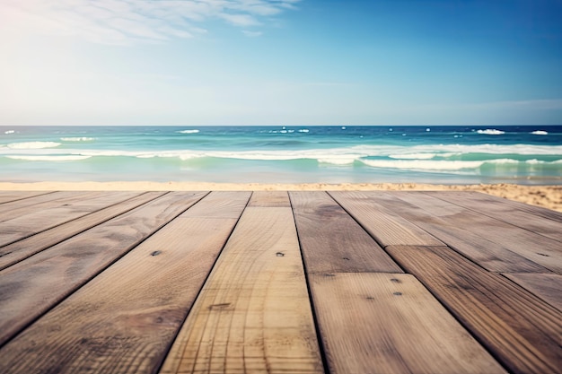 Plancher en bois sur une plage avec un ciel bleu et l'océan en arrière-plan.