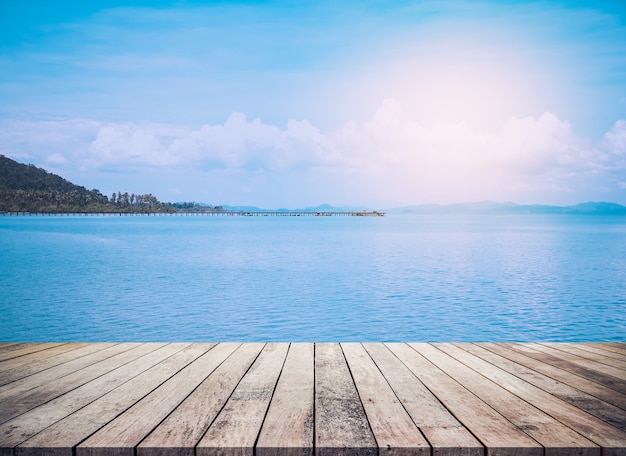 plancher en bois ou table en bois avec fond de paysage marin pour l'affichage du produit