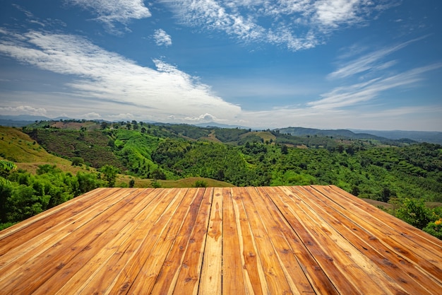 Plancher de bois vide à belle beauté naturelle sur la montagne à Nan