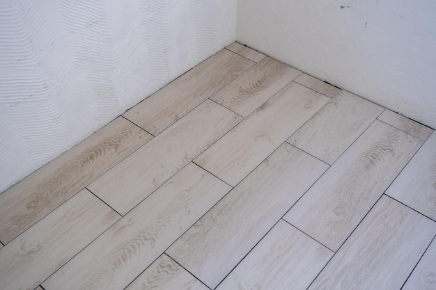 Plancher en carreaux de céramique fraîchement posé