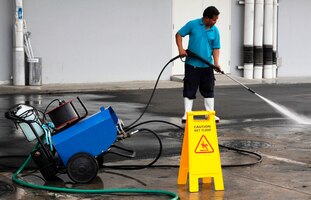 Photo plancher de nettoyage des travailleurs avec machine à haute pression d'air