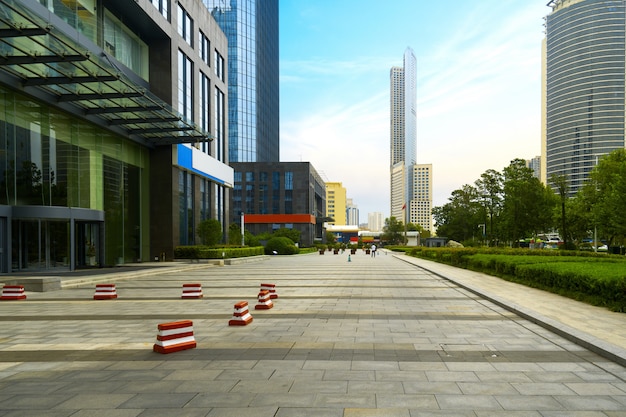 Planchers vides et immeubles de bureaux dans le centre financier, Qingdao, Chine