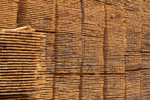 Planches en bois bois bois bois industriel bois bois pin pile de planches en bois brutes naturelles sur chantier matériaux de construction en bois industriel