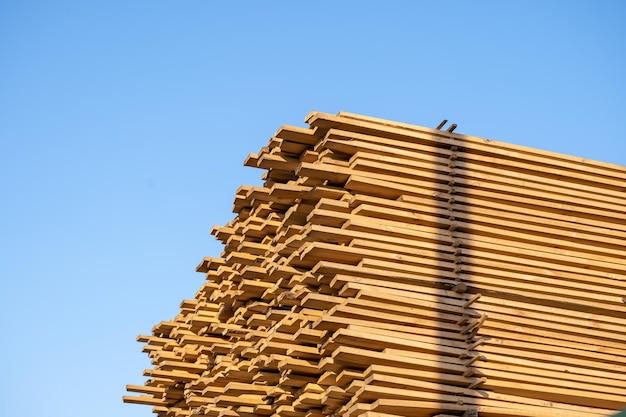 Planches en bois bois bois bois industriel bois bois pin pile de planches en bois brutes naturelles sur chantier matériaux de construction en bois industriel