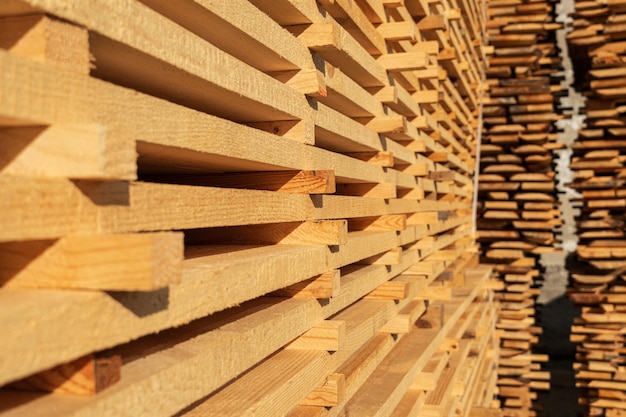 Des planches de bois dans une scierie en gros plan