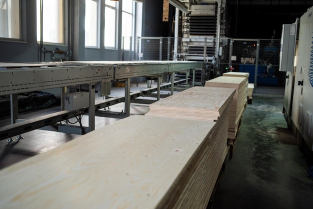 Planches en bois finies Production de pièces en bois Technologies de production modernes Industrie du travail du bois