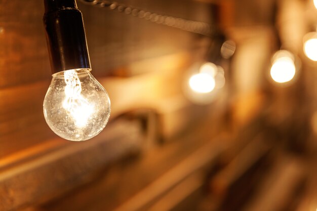 Planches de bois avec fond de lampes