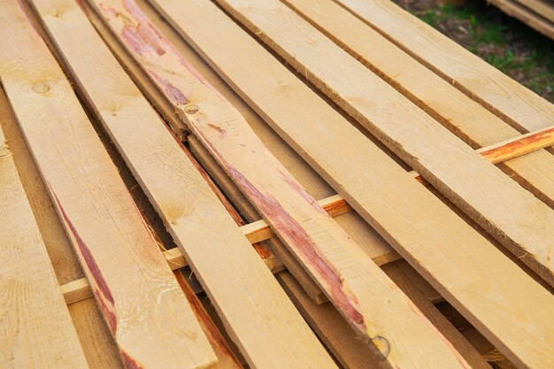 Planches de bois fraîches