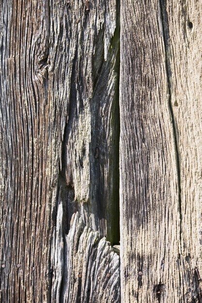 Planches de bois patinées, extérieur de la cabane endommagée