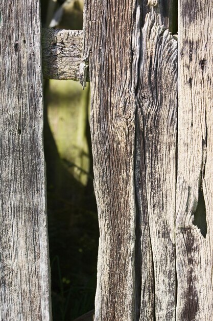 Planches de bois patinées, extérieur de la cabane endommagée