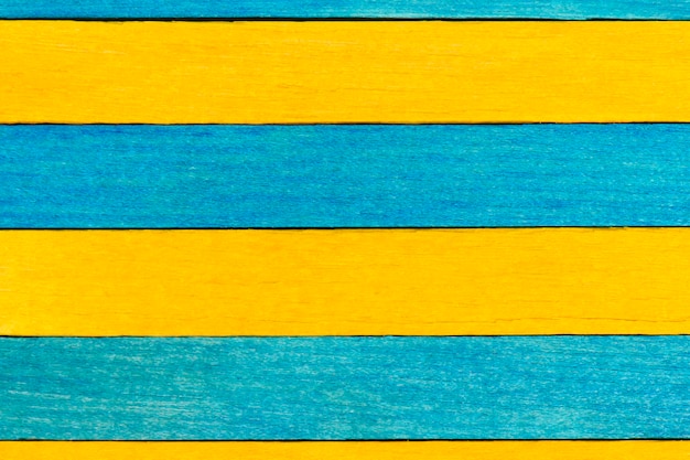 Planches de bois peintes en bleu et jaune