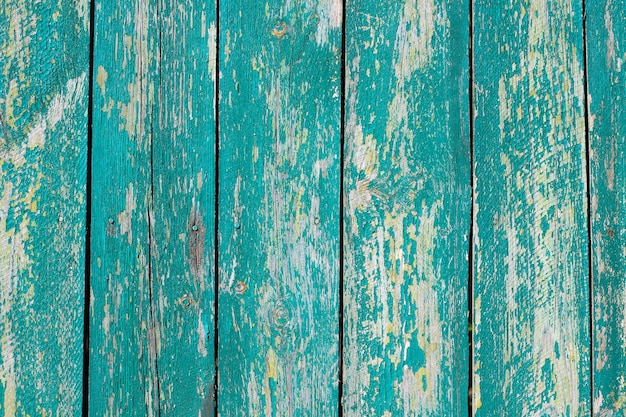 Planches de bois peintes en turquoise avec peinture craquelée. Les clous dans les planches. espace ou texture