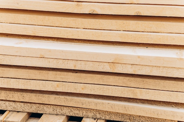 Planches en bois pour construire une maison en arrière-plan