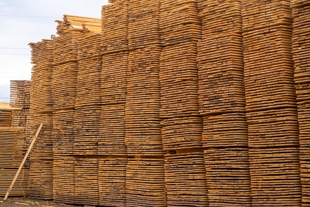 Les planches en bois sont stockées à l'extérieur Planches en bois bois bois bois bois bois pin pile de planches en bois brut naturel sur chantier