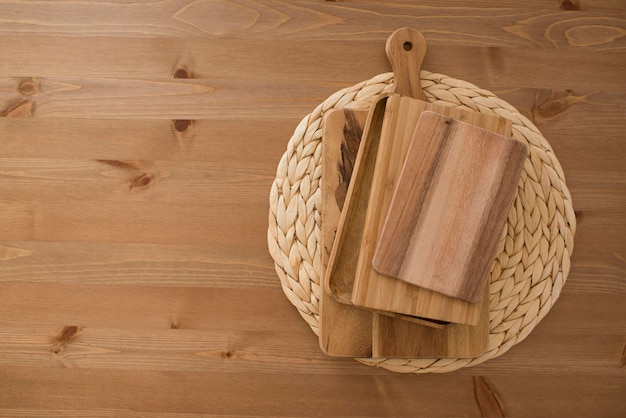 Planches de cuisine en bois sur la table