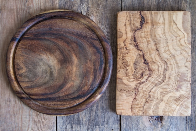 Planches à découper de différentes formes sur un fond en bois